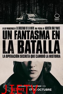 她行走于黑暗中